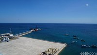 Pemandangan Pelabuhan Baa Rote dari ketinggian 45 meter. (Syanti/detikcom)
