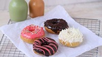 Donat kentang dari Queendonuts.id ini hanya bisa dipesan secara online, harganya Rp. 35.000 saja per lusin. Tak hanya dari kentang, donat ini juga terbuat dari ubi dengan ragam topping warna-warni. Foto: Instagram @queendonuts.id