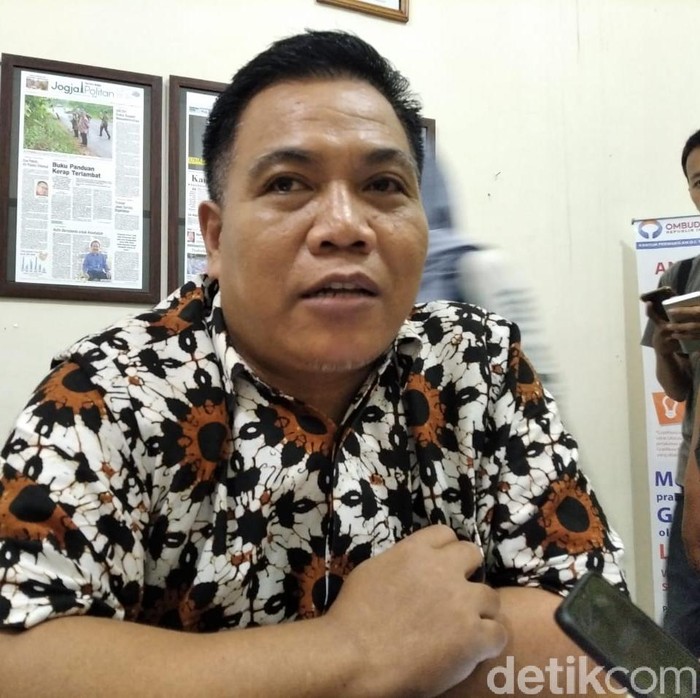 Kepala ORI DIY, Budhi Masthuri di kantornya, Yogyakarta, Selasa (3/12/2019).
