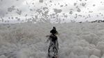 Foto Pantai Berselimut Busa, Banyak yang Main padahal Bahaya
