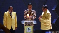 Ia bersama Ketum Golkar Airlangga Hartarto membuka Munas Golkar.