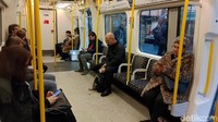 Stasiun-stasiun kereta bawah tanah di London memiliki kedalaman yang super rendah. Maklum saja, 1 stasiun bisa berlapis 3-5 tingkat ke bawah melayani jalur yang berbeda-beda. Makanya, ketika sudah turun ke bawah stasiun biasanya sinyal operator seluler kita otomatis akan langsung hilang.