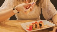 Dengan pose imut yang menggemaskan, Safira tampilkan ekspresi semangatnya saat tengah menyantap sushi. Foto: Instagram @safiracrespin