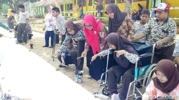 Ratusan siswa SLB Negeri Batang membatik sak karepe.