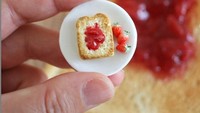 Meskipun bukan merupakan makanan asli, tetapi tampilan roti panggang dengan selai buah strawberry ini sukses bikin banyak orang jadi ngiler. Foto: Instagram @tomoko_misumi_tchaiko