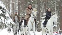 Tahun lalu, Kim Jong Un bersama rombongannya tampak mengunjungi gunung suci ini. Tampak di sebelahnya sang istri, Ri Sol Ju setia menemani. (Korean Central News Agency/Korea News Service via AP)