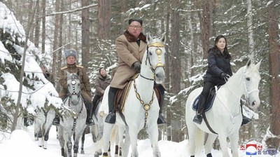 Saat Kim Jong-Un Berkuda Putih Kunjungi Gunung Suci Ditemani Istri