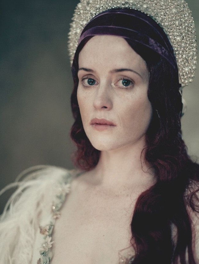 Inilah penampilan Claire Foy di kalender Pirelli. Ia tampil dengan busana ala bangsawan ke abad ke-16. Bintang serial The Crown itu tampak menggunakan gaun berbulu, serta hiasan kepala.  Foto: dok. Paolo Roversi/Pirelli Calender