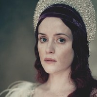 Inilah penampilan Claire Foy di kalender Pirelli. Ia tampil dengan busana ala bangsawan ke abad ke-16. Bintang serial The Crown itu tampak menggunakan gaun berbulu, serta hiasan kepala.  Foto: dok. Paolo Roversi/Pirelli Calender