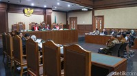 Lukman juga ditanya mengenai pernah atau tidaknya menolak permintaan ketum partai saat menjabat Menag. Lukman menegaskan tidak pernah dan memaparkan mengenai contoh penolakan tersebut.
