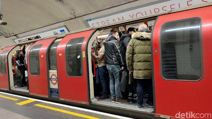 London punya moda transportasi umum kereta bawah tanah yang dikenal dengan sebutan London Underground. Transportasi itu jadi andalan warga dalam beraktivitas.