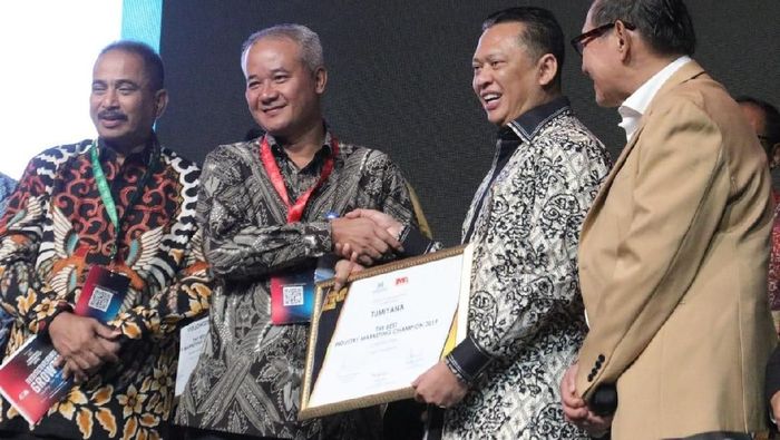 Bos WIKA Sabet Penghargaan Marketeer of The Year 2019/Foto: Dok. WIKA Bos WIKA Sabet Penghargaan Marketeer of The Year 2019/Foto: Dok. WIKA