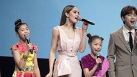 Cinta Laura belum lama ini mengisi sebuah acara di Korea Selatan.  Foto: Dok. Ist