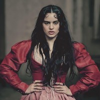 Setiap tahunnya perusahaan kalender Pirelli merilis kalender dengan foto-foto dramatis. Untuk 2020, Pirelli kembali melansir produk kalender dengan merangkul sejumlah selebriti. Ada artis Inggris Mia Goth, Kristen Stewart hingga Ema Watson.  Foto: dok. Paolo Roversi/Pirelli Calender