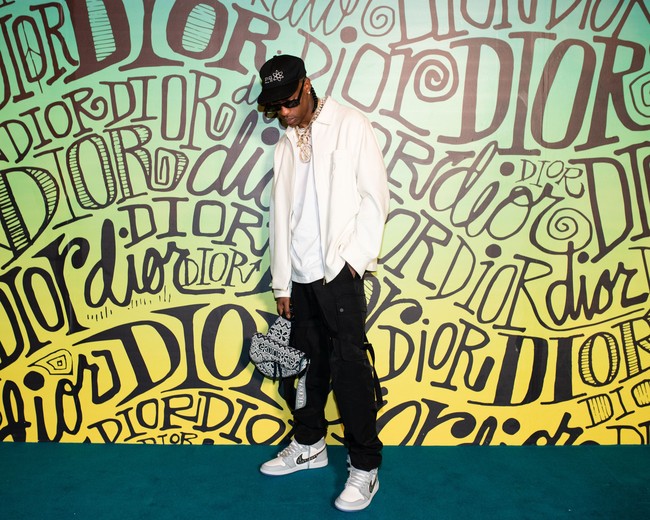 Travis Scott mencuri perhatian dengan sneakers kolaborasi Dior dan Jordan Brand yang baru akan dirilis April 2020 mendatang. (Foto: dok. Dior)