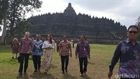 Putri Mahkota Kerajaan Denmark Mary Elizabeth Donaldson mengunjungi Candi Borobudur di Kabupaten Magelang, Jawa Tengah, Rabu (4/12/2019). Ia nampak mengenakan kemeja putih dan roko bermotif saat mengunjungi bangunan peninggalan Wangsa Syalendra tersebut.