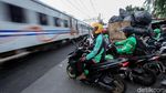 Jangan Ditiru! Pemotor Terobos Palang KA