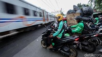 Kesadaran untuk berhati-hati dalam berkendara tak hanya dapat meminimalisir kecelakaan yang dapat merugikan diri sendiri tetapi juga orang lain.