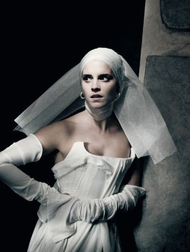 Sementara Emma Watson tampil ala biarawati. Pemotretan ini dilakukan oleh fotografer Paolo Roversi. Paolo sendiri mengaku memilih Emma Watson karena dia bekerja keras mengkampanyekan persamaan gender.  Foto: dok. Paolo Roversi/Pirelli Calender