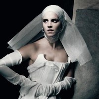 Sementara Emma Watson tampil ala biarawati. Pemotretan ini dilakukan oleh fotografer Paolo Roversi. Paolo sendiri mengaku memilih Emma Watson karena dia bekerja keras mengkampanyekan persamaan gender.  Foto: dok. Paolo Roversi/Pirelli Calender