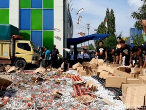 Bea Cukai Palembang Musnahkan Jutaan Rokok dan 136 Sex Toys Ilegal