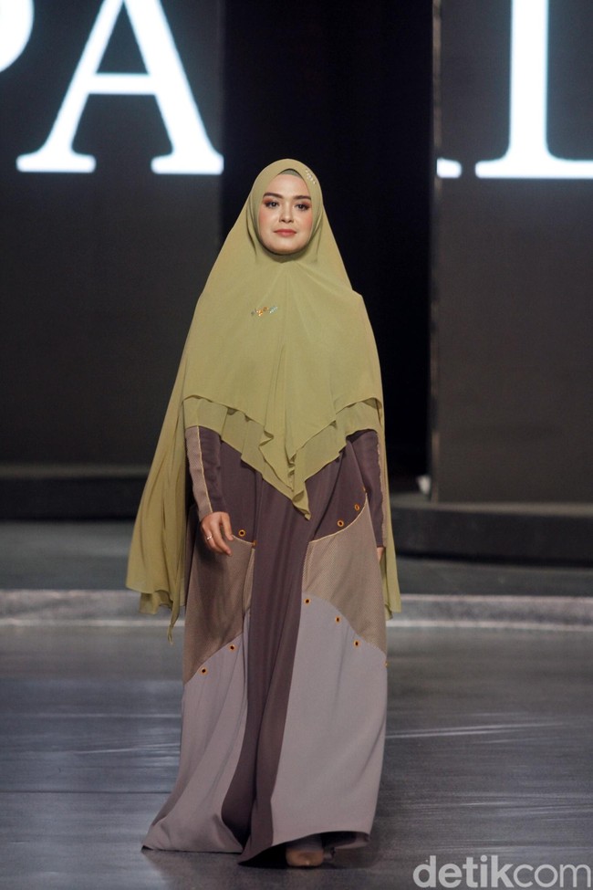 Giliran Vebby Palwinta yang unjuk kebolehan. Perempuan yang disebut-sebut pernah dekat dengan Baim Wong ini menebar pesona dengan busana bernuansa kecoklatan. Foto: Mohammad Abduh/Wolipop