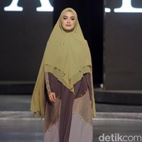 Giliran Vebby Palwinta yang unjuk kebolehan. Perempuan yang disebut-sebut pernah dekat dengan Baim Wong ini menebar pesona dengan busana bernuansa kecoklatan. Foto: Mohammad Abduh/Wolipop