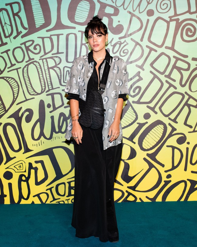 Lily Allen bersolek dengan busana monokrom dan Dior Saddle Bag. (Foto: dok. Dior)