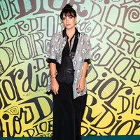Lily Allen bersolek dengan busana monokrom dan Dior Saddle Bag. (Foto: dok. Dior)