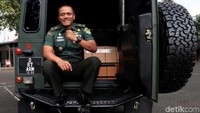 Di luar mobil ada foot step untuk membantu penumpang masuk ke dalam mobil, roof rack, bemper yang dilengkapi dengan sling winch yang sanggup menarik beban sampai 6 ton.