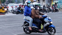 Seorang pengendara motor nekat menerobos palang kereta api (KA) saat melintas di Jalan Industri Raya, Gunung Sahari, Jakarta, Rabu (4/12/2019).