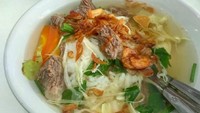 Di Kudus selain sop ayam juga populer sop daging yang dipadukan dengan irisan kol, wortel dan tomat. Dijamin puas sarapannya. Foto : Instagram @erwinsidharta