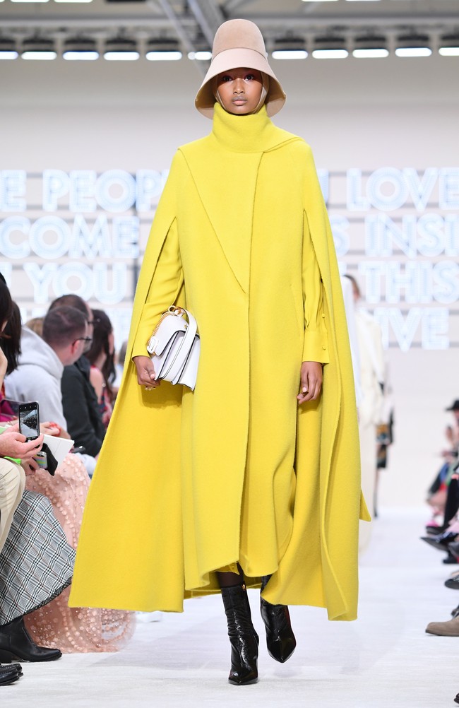 Coat tersebut muncul perdana di fashion show koleksi Autumn-Winter 2019 yang digelar dalam rangkaian Paris Fashion Week pada Maret lalu. (Foto: Getty Images)