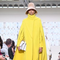 Coat tersebut muncul perdana di fashion show koleksi Autumn-Winter 2019 yang digelar dalam rangkaian Paris Fashion Week pada Maret lalu. (Foto: Getty Images)