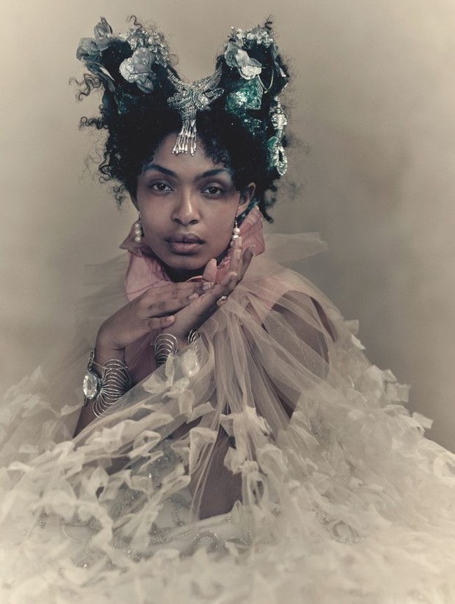 Aktris Amerika Yara Shahidi tampil dramatis dengan hiasan kepala. Paolo mengaku bahwa pemotretan ini tentang feminitas dan cinta.  Foto: dok. Paolo Roversi/Pirelli Calender