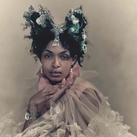 Aktris Amerika Yara Shahidi tampil dramatis dengan hiasan kepala. Paolo mengaku bahwa pemotretan ini tentang feminitas dan cinta.  Foto: dok. Paolo Roversi/Pirelli Calender