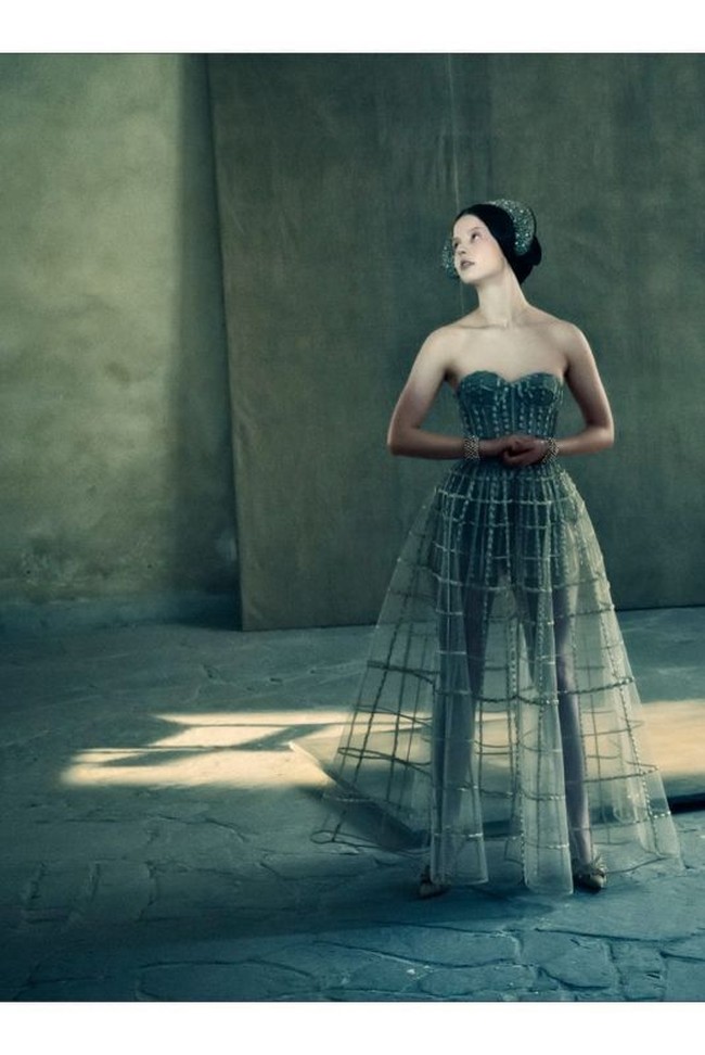 Aku tidak hanya memilih wanita-wanita cantik. Aku juga mencari mencari wanita yang memiliki karakternya sendiri dan memiliki kepribadian, serta mandiri, seperti Juliet, ungkap fotografer Italia itu. Foto: dok. Paolo Roversi/Pirelli Calender
