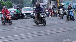 Jangan Ditiru! Pemotor Terobos Palang KA