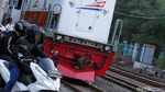 Nekat! Pemotor Terobos Palang KA di Jakarta