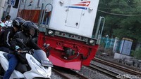 Demi mempersingkat waktu tempuh, sejumlah pengendara nekat menerobos palang kereta api.
