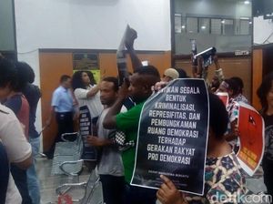 Praperadilan Surya Anta Diwarnai Aksi Simpatisan di Ruang Sidang