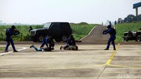 Salah satu atraksi yang ditampilkan dalam acara tersebut adalah simulasi menumpas kejahatan lewat laut.