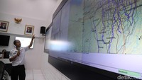 Aplikasi yang digunakan ialah Jakarta Flood Early Warning System (JFEWS).