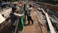 Pekerja menyiapkan berbagai material seperti balok kayu hingga besi yang akan digunakan untuk membangun turap.