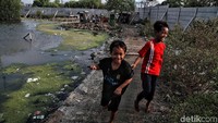 Anak-anak tempak asyik bermain di kawasan pantai yang terancam tenggelam tersebut.