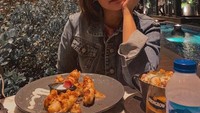 Dessert dan makanan serba manis, jadi salah satu makanan kesukaannya ketika sedang bersantai atau nongkrong di salah satu kafe kekinian. Foto: Instagram @safiracrespin