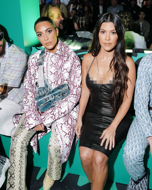 Ini pnempailan Kim Kardashian dan kakaknya, Kourtney. (Foto: dok. Dior)