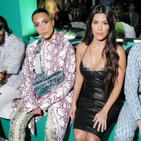 Ini pnempailan Kim Kardashian dan kakaknya, Kourtney. (Foto: dok. Dior)