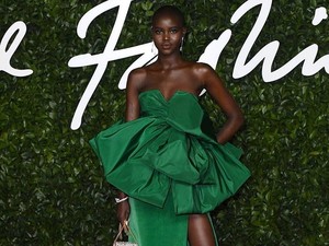Kalahkan Anak Cindy Crawford, Adut Akech Jadi Model of the Year 2019