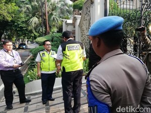 KPK dan BPRD Gerebek Penunggak Pajak Ferrari dan Mercy